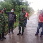 Dandim Ngawi Letkol. Inf. Totok Prio Kismanto saat meninjau salah satu desa yang terendam banjir.