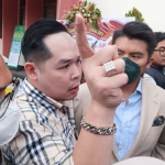 Jeffry Simatupang (dua dari kiri), Kuasa Hukum Julianto Eka Putra alias Ko Jul. Foto: BANGSAONLINE.com