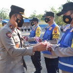 Wakapolres Pamekasan Kompol Iswahab memimpin apel Gerakan Serentak Polda Jatim Bagikan 76.000 Bendera Merah Putih dalam rangka memperingati HUT Ke-76 RI di Lapangan Multifungsi Sarja Arya Racana Pamekasan, Senin (16/8/2021). (foto: ist)