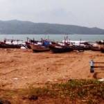 Perahu yang bersandar di kawasan Pantai Teleng Ria Pacitan, lantaran kapasitas kolam labuh sudah overload. foto: BANGSAONLINE