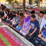 Zannuba Ariffah Chafsoh (Yenny Wahid) bersama para mahasiswa Papua yang berada di Jombang ziarah ke Makam Gus Dur di Pesantren Tebuireng, Rabu (21/8/2019). foto: istimewa