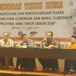 Choirul Anam, Komisioner KPU Jatim saat memberikan penjelasan dalam Bimtek Media di Premier Place, Juanda, Sidoarjo. Foto: DIDI R/BANGSAONLINE