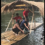 Wabup Blitar Marhaenis bersama anggota motor jadul Panji Laras saat menaburkan bibit ikan.