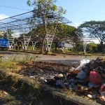 Tampak sampah berserakan di lingkungan Pasar Induk Modern Agrobis Puspa Agro di Jalan Raya Sawunggaling No. 177 - 183, Jemundo, Kecamatan Taman, Kabupaten Sidoarjo. Foto ini diambil hari ini, Rabu (12/8/2020). foto: nanang farchrurrozi/ bangsaonline.com.