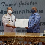 Sertijab dari Wali Kota Surabaya Whisnu Sakti Buana kepada Plh. Wali Kota Surabaya Hendro Gunawan di lobi lantai 2 Balai Kota Surabaya, Rabu (17/2/2021). (foto: ist)