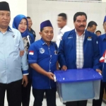 Ketua DPC PD Gresik Eddy Santoso bersama jajaran pengurus saat menyerahkan berkas Bacaleg ke KPU. foto: SYUHUD/ BANGSAONLINE