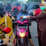 Kepala Kejaksaan Negeri Trenggalek Darfiah, S.H., saat bagi-bagi takjil di Traffic Light Jalan Panglima Sudirman Trenggalek. (foto: HERMAN/ BANGSAONLINE)