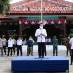 Bupati Pamekasan H. Baddrut Tamam saat memimpin apel pasukan dalam rangka tindak lanjut pemindahan pasien Covid-19 isolasi mandiri (isoman) ke tempat isolasi terpusat (isoter) di Lapangan Nagara Bhakti Mandhapa Aghung Ronggosukowati, Rabu (18/8/2021). (foto: ist)