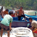  Setelah hampir 10 hari lebih tenggelam di tengah laut, jasad Mbah Wodin ditemukan dalalm kondisi meninggal.