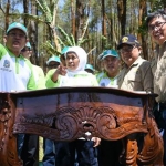 Gubernur Jawa Tumur Khofifah Indar Parawansa saat hadir dalam peringatan Hari Cinta Puspa dan Satwa Nasional (HCPSN) tahun 2019 yang diselenggarakan di UB Forest di Dusun Sumbersari, Desa Tawang Argo, Kecamatan Karangploso, Kabupaten Malang, Minggu (17/11). foto: istimewa/ bangsaonline.com