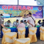 Operasi Gabungan Dishub Jatim dengan Dishub dan Polres Pamekasan berhasil menjaring 52 Kendaraan Roda empat di Pamekasan.