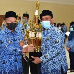 Bupati Fadeli saat menyerahkan penghargaan kepada pejuang Covid-19 dan pemenang lomba dalam rangka Peringatan HUT Korpri.