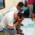 Dua pelaku tertunduk lemas saat diamankan di Mapolres Lumajang.