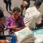 ANTRE: Operasi pasar yang digelar bulog diserbu warga. foto: suwandi/ BANGSAONLINE