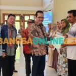 Penyerahan sertifikat tanah melalui program PTSL di Kabupaten Probolinggo. Foto: ANDI SIRAJUDIN/BANGSAONLINE