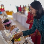 Ketua Tim Penggerak PKK Kabupaten Kediri Eriani Annisa HanindhitoHanindhito saat menyalami salah satu peserta lomba lansia. Foto: Ist.