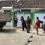 Kader Ansor dan Banom NU Kabupaten Kediri saat giat kerja bakti di Kantor NU Kabupaten Kediri. foto: ist.