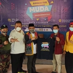 Wakil Wali Kota Pasuruan mendapat cendera mata dari saat menghadiri pembukaan Upgrading Angkatan Muda Muhammadiyah (AMM) Kota Pasuruan, Sabtu (10/4).