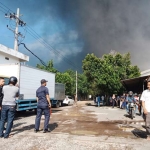 Suasana pabrik kain yang terbakar tampak asap hitam pekat membumbung tinggi ke angkasa.