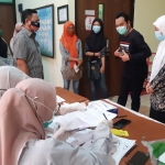 Wabup Moh. Qosim saat meninjau pelaksanaan rapid test di Puskesmas Sukomulyo. foto: SYUHUD/ BANGSAONLINE