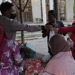 Warga Desa Pagu, Kecamatan Wates, Kabupaten Kediri, saat menerima pembagian takjil jelang berbuka puasa. Foto: Ist