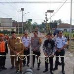 Bupati Blitar, Rini Syarifah saat meresmikan palang pintu kereta api di Kelurahan Bence, Kecamatan Garum, dari PT Wantech Indonesia Jaya, pada Selasa (4/6/2024).