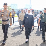 Gubernur Khofifah bersama pejabat terkait saat meninjau kesiapan apel Operasi Lilin Semeru 2023.