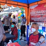 Vaksinasi keliling yang digelar di pasar tradisional. (foto: ist)