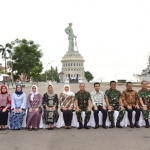 Gubernur dan wagub Jatim saat foto bersama dengan latar belakang Monumen Jalesveva Jayamahe (Monjaya).