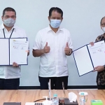 Tri Abdisatrijo (kanan), Dani Rusli Utama (tengah), dan Ridwan Sani Siregar (kiri), usai penandatanganan MoU kerja sama pemanfaatan produk semen dan nonsemen serta fasilitas kepelabuhanan. (foto: ist)