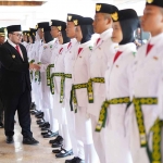 Bupati Kediri, Hanindhito Himawan Pramana, saat menyalami anggota Paskibraka. Foto: Ist