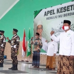 Ketua PCNU Kabupaten Kediri KH. Muhammad Makmun (depan mic) saat memimpin apel kesetiaan munuju NU berdaulat. foto: MUJI HARJITA/ BANGSAONLINE