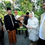 Risma saat menyerahkan hewan kurban. foto: ist