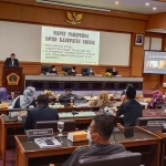 DPRD Gresik saat menggelar paripurna penyampaian laporan panitia khusus dan pengambilan keputusan atas 6 raperda prakarsa legislatif dan eksekutif. foto: SYUHUD/ BANGSAONLINE