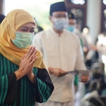 Gubernur Khofifah Indar Parawansa dan Wali Kota Pasuruan menghadiri acara tasyakuran GP Ansor di Masjid Nasionl Al Akbar Surabaya. foto : Ardianzah/ BANGSAONLNE.com