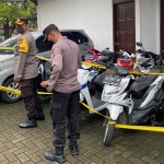 Wakapolres Ngawi, Kompol Hendry Ferdinand Kennedy, saat mengecek barang bukti penggelapan yang diamankan.