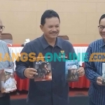 Wali Kota Madiun, Maidi, saat menunjukkan autobiografi. Foto: HENDRO SUHARTONO/BANGSAONLINE