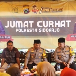 Kapolresta Sidoarjo, Kombes Pol Christian Tobing, saat menghadiri giat Jumat Curhat.