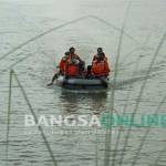 Perahu tim SAR yang membawa jasad Burhan, korban kedua yang berhasil ditemukan. foto : RONY SUHARTOMO/ BANGSAONLINE