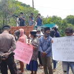 Paguyuban Pemuda Bangkalan saat mendatangi Kantor Dinas Pertanian Bangkalan, Senin (23/11/2020). (foto: ist)