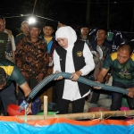 Gubernur Khofifah saat menyalurkan bantuan air bersih kepada warga yang terdampak kekeringan di Desa/Kecamatan Pasrepan, Kabupaten Pasuruan.