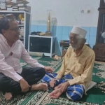 Tokoh Nasional Rizal Ramli saat berbincang dengan Abuya Muhtadi Dimyathi. Foto: Ist.