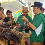  Wakil Bupati Rb. Fattah Jasin saat meninjau isi museum yang di Pamekasan.