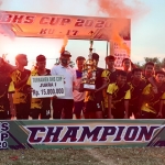 Cawabup M. Taufiqulbar menyerahkan piala dan hadiah juara pertama Turnamen U-17 BHS Cup 2020, Minggu (20/9). foto: MUSTAIN/ BANGSAONLINE