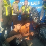 Dua pemuda yang diamankan Tim Urai Turjawali Polrestabes Surabaya lantaran kedapatan membawa pil koplo.