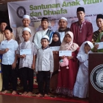 Ketua Umum Kaum Giri  H. Ainul Ghoery bersama para pengurus saat santunan anak yatim piatu dan dhuafa. Foto: SYUHUD/ BANGSAONLINE