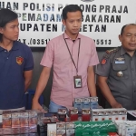 Kabid Gakda Satpol PP dan Damkar Magetan, Gunendar, saat menunjukkan hasil operasi rokok ilegal. Foto: HENDRO SUHARTONO/BANGSAONLINE