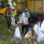 Wali Kota Risma saat memimpin kerja bakti di kawasan Sungai Kalibokor, Surabaya. (foto: ist).