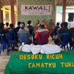 Puluhan warga Desa Sukolilo saat menyampaikan aspirasinya di balai desa sambil membawa keranda mayat. Demo ini menyikapi salah satu oknum kepala dusun yang diduga selingkuh.