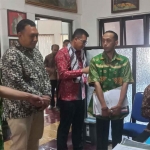 Ketua Tim Klarifikasi Lapangan, Rahmad Nuryono, bersama anggota saat melakukan klarifikasi lapangan di Kantor Desa Tulungrejo, Kecamatan Bumiaji, Kota Batu.